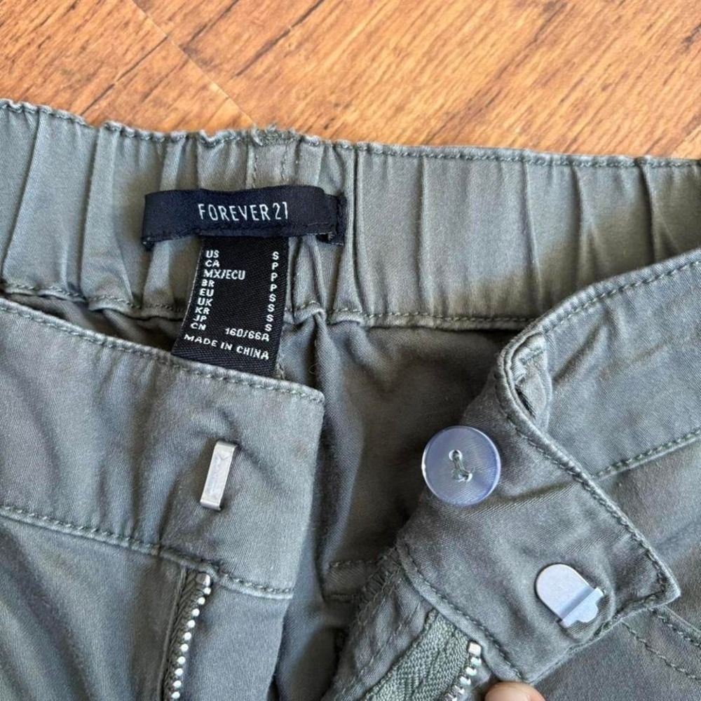 green Forever 21 cargo pants with multiple pockets - Picture 3 of 7